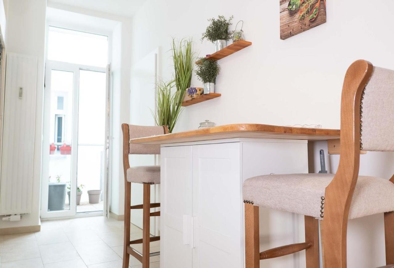 2 Rooms & Balcony - Top Location! Viena Exterior foto